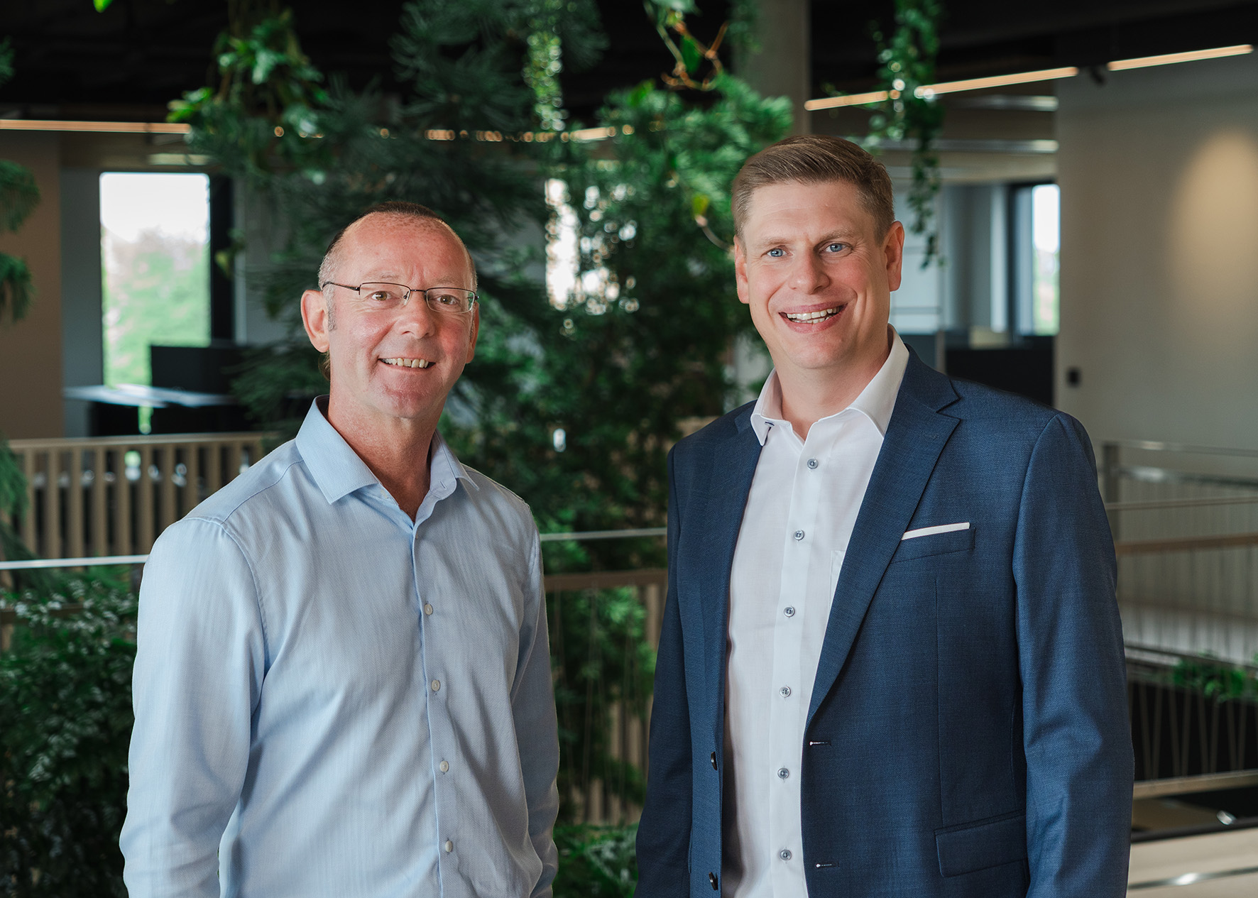 Manuel Nedbal und Bernhard Aigenbauer am SecurITe-Stand auf der HIMSS26 Europe – im Austausch zu Cybersecurity und KI im Gesundheitswesen.