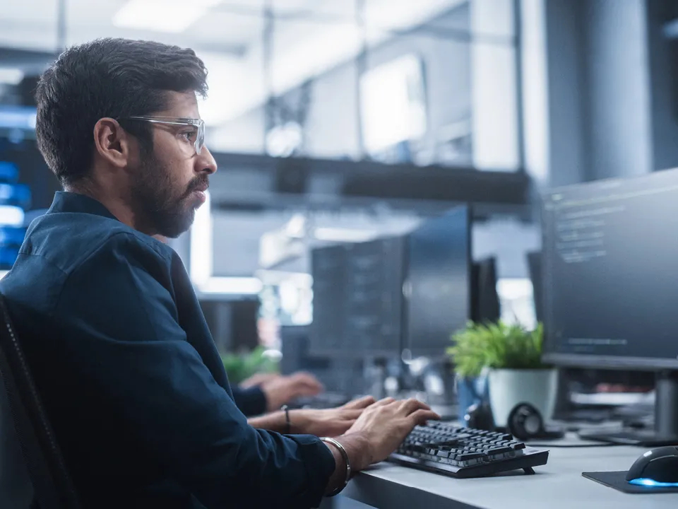 Ein Mann arbeitet konzentriert am Computer