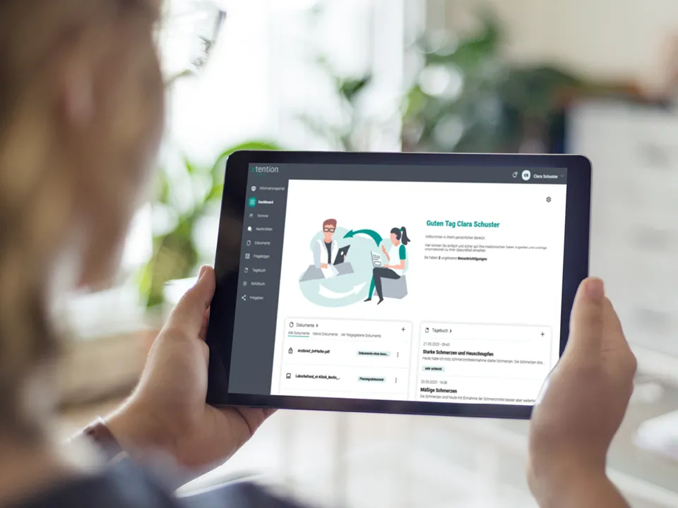 Ein Screen aus dem Patient Portal wird auf einem Tablet angezeigt