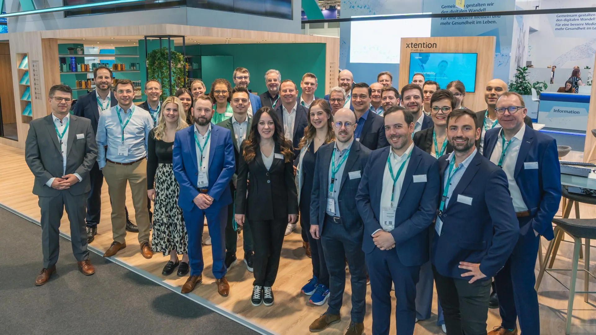 Gruppenfoto des x-tention Teams auf der DMEA 2024