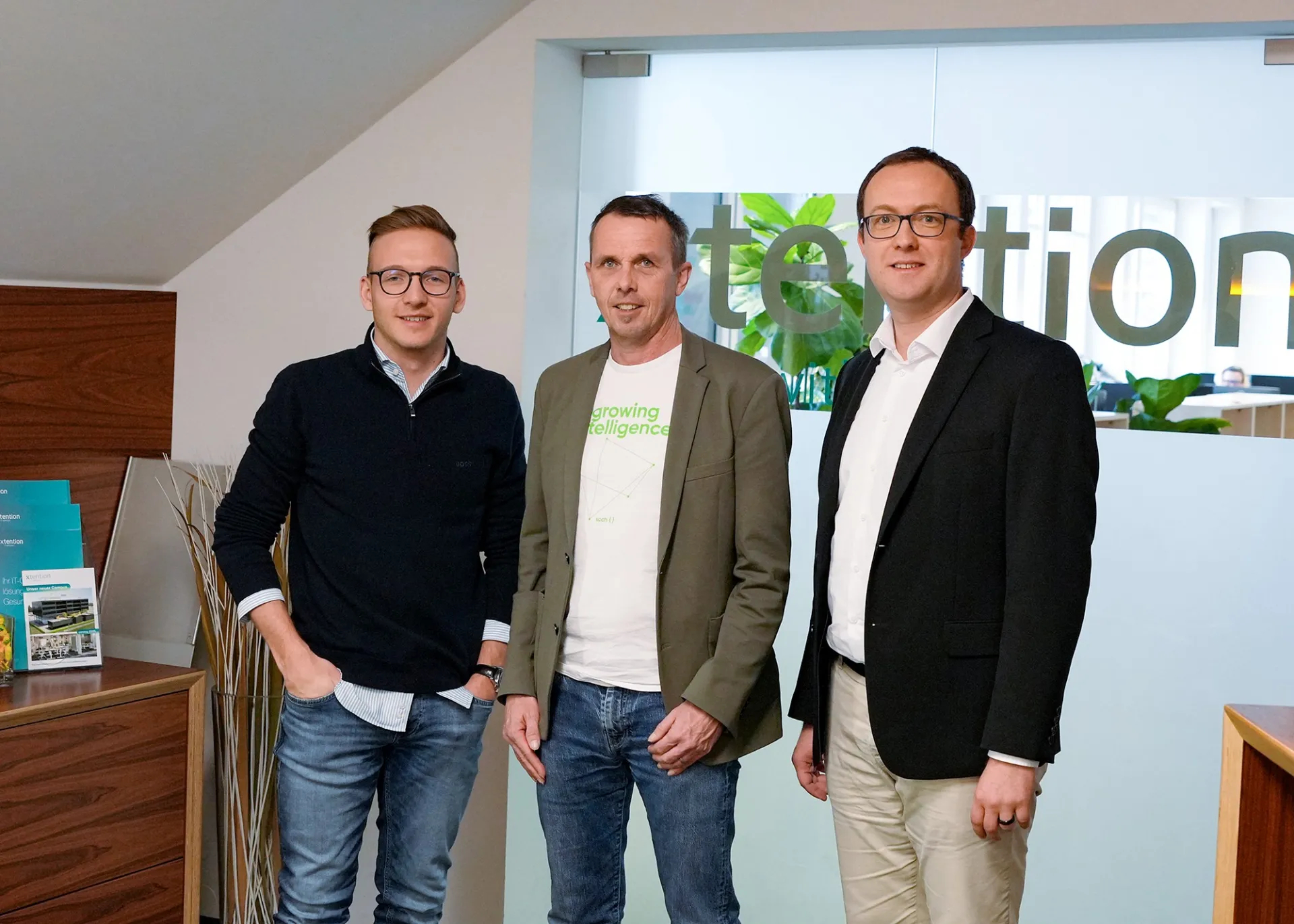 Sebastian Stöger, solvistas, Markus Manz, SCCH, und Michael Punz, solvistas, bei der Vertragsunterzeichnung im März 2025