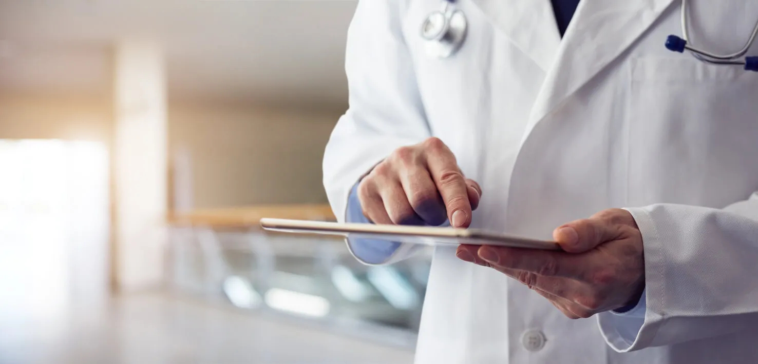 Healthcare Consulting Männlicher Arzt betätigt Tablet Bildschirm