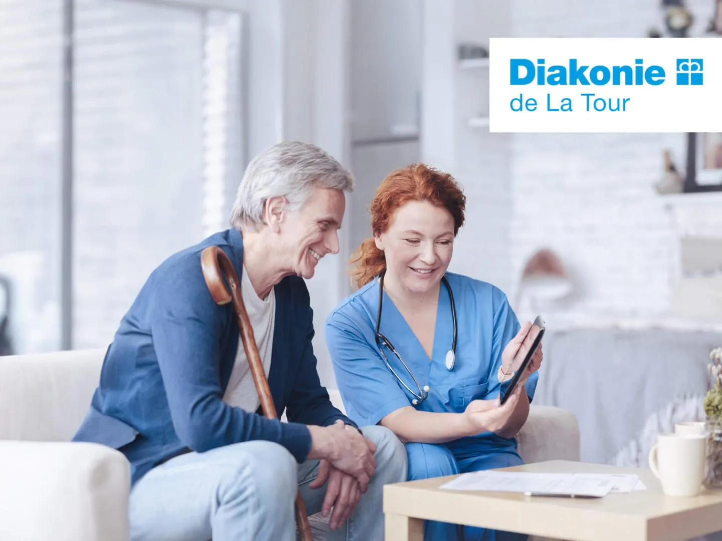 Diakonie de La Tour Logo Pflegerin und älterer Herr Betreuung