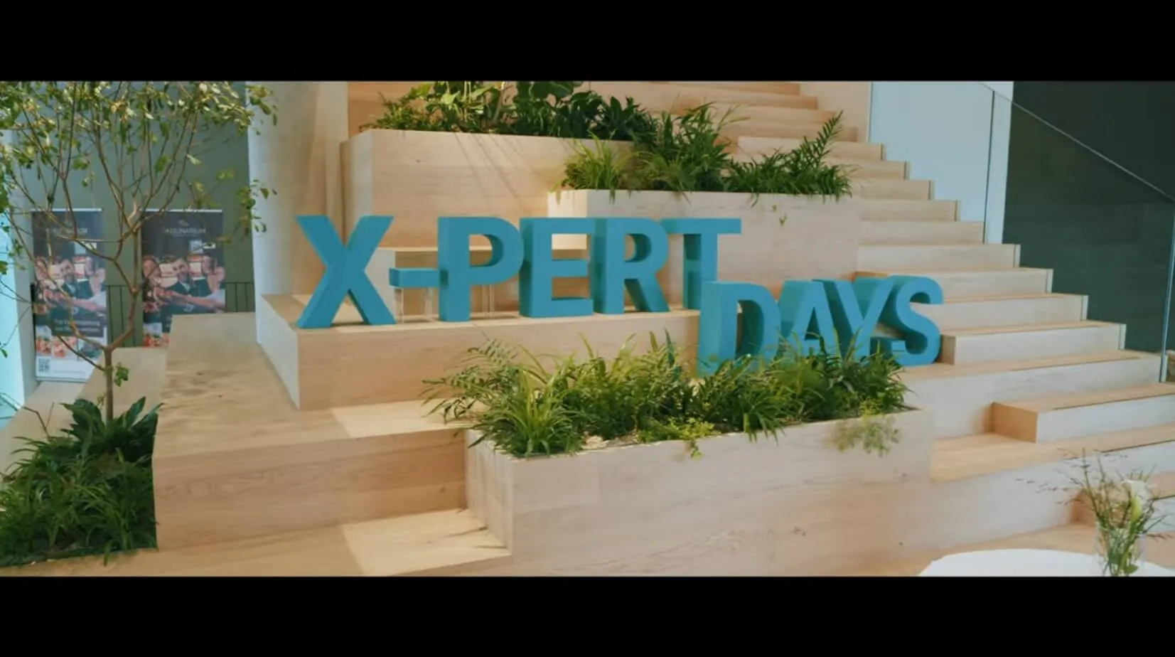 X-PERT DAYS Wels Rückblick X-PERT DAYS Buchstaben sind im Eingangsbereich auf der Treppe aufgestellt