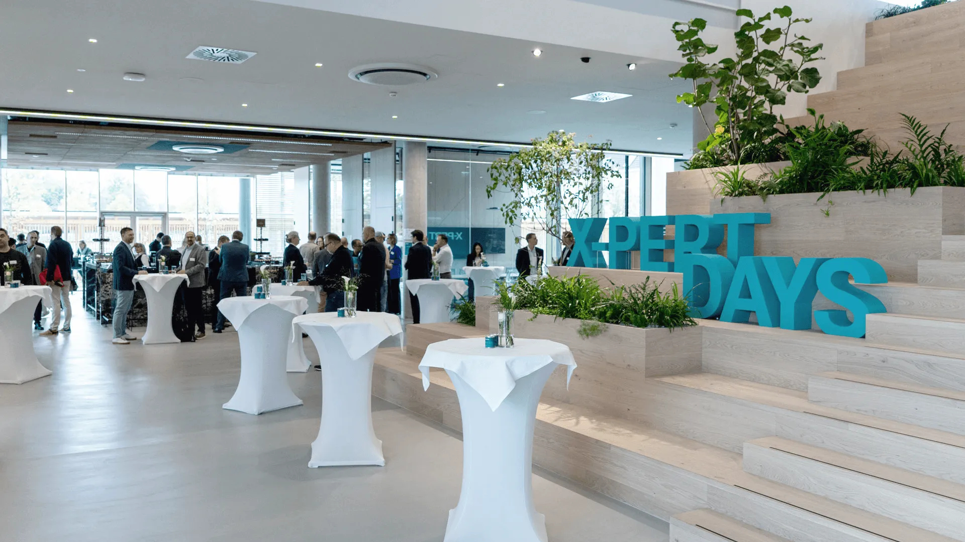 Das waren die X-PERT DAYS Wels 2025 Foyer mit Empfangstischen und dekorativen X-PERT DAYS Lettern