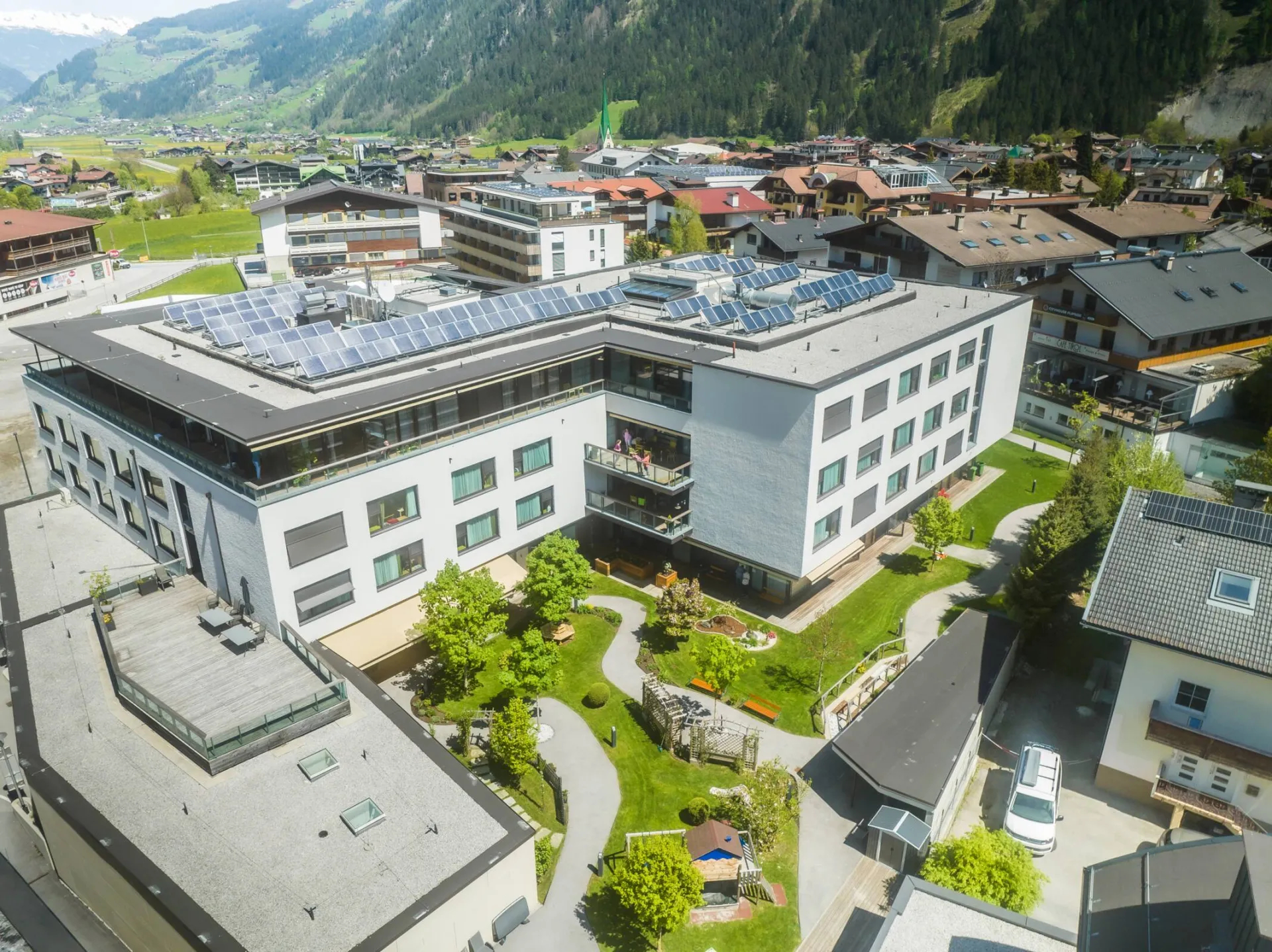 Gepflegtes Wohnen Mayrhofen Drohnenaufnahme