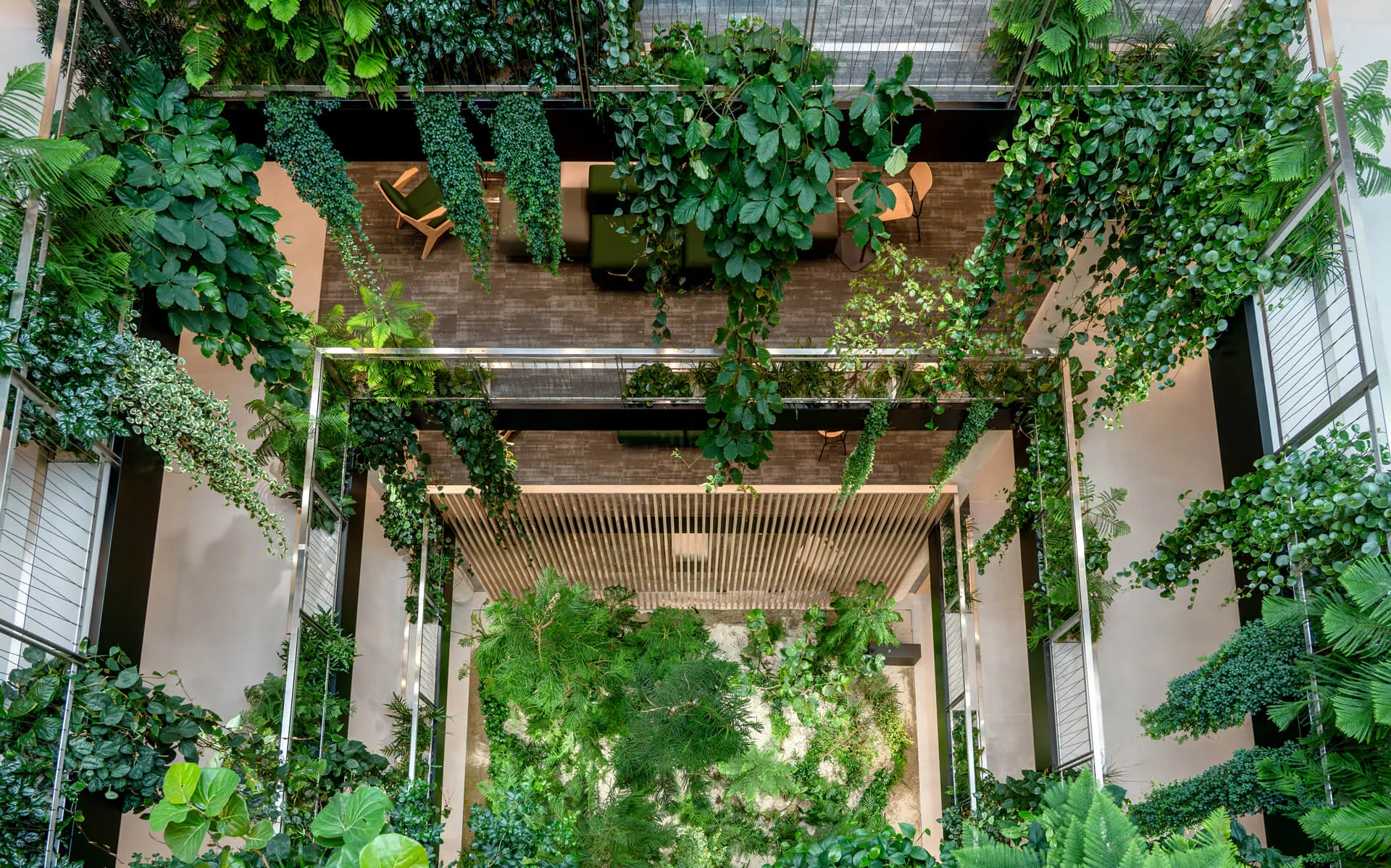 Treppenhaus mit Bepflanzung im Headquarter Wels