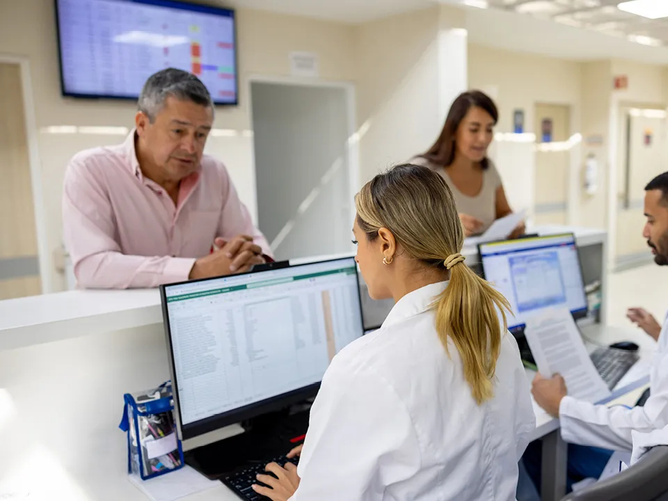 Patienten bei der Anmeldung in der Klinik