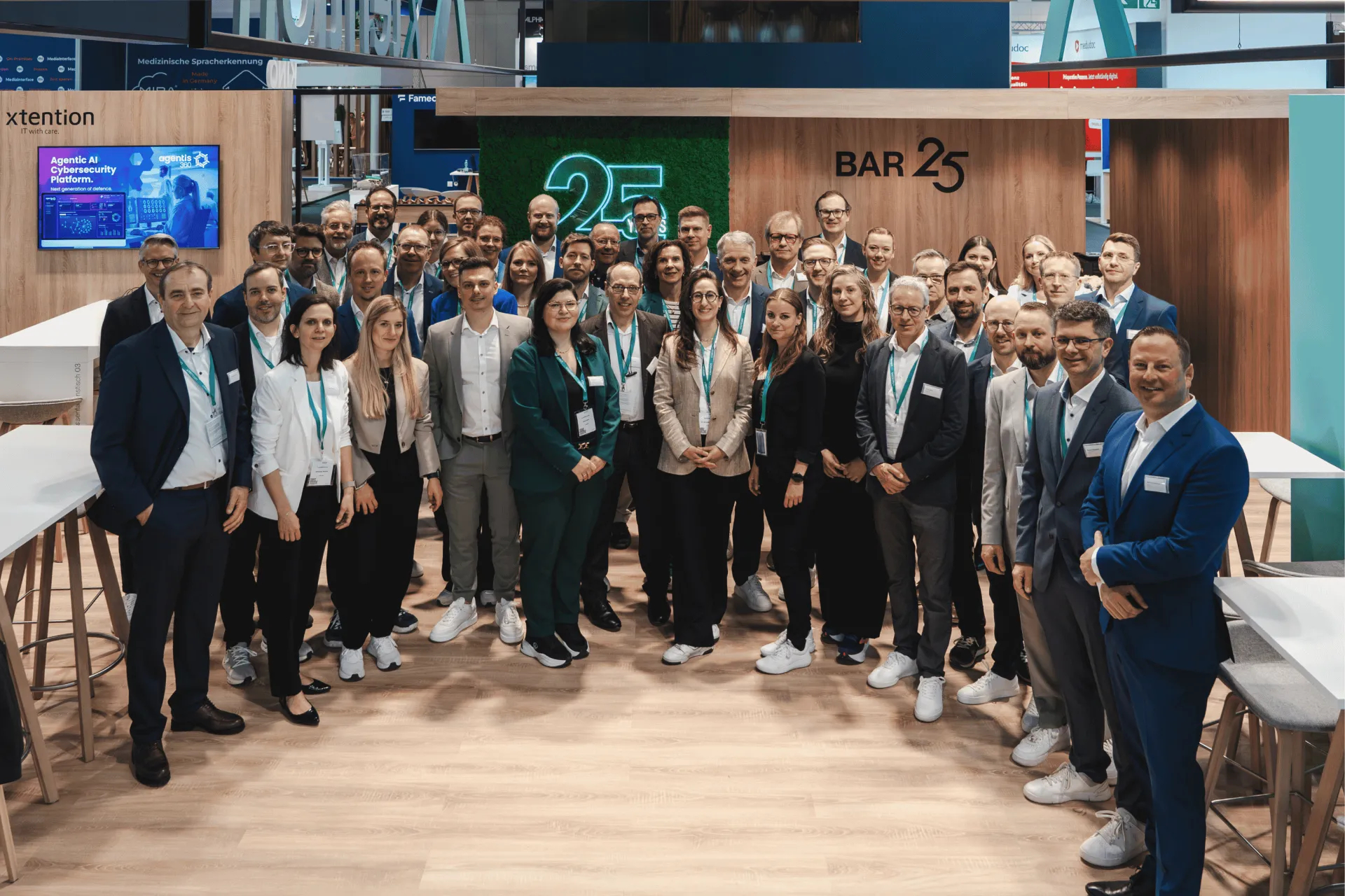x-tention Teambild am Stand bei der DMEA 2026