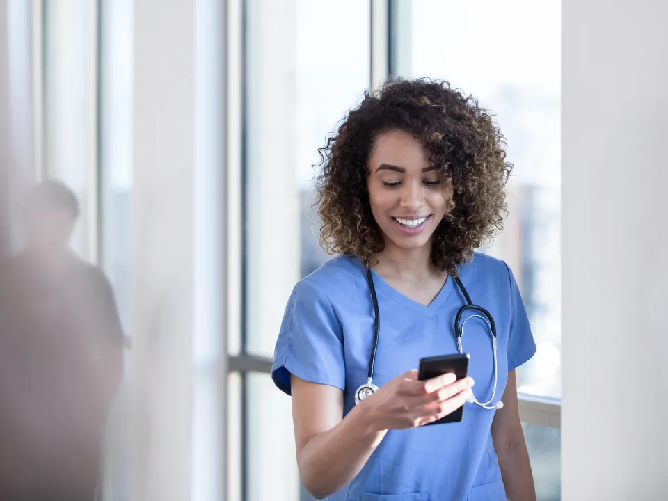 Aerztin benutzt den TI-Messenger auf ihrem Mobilgeraet