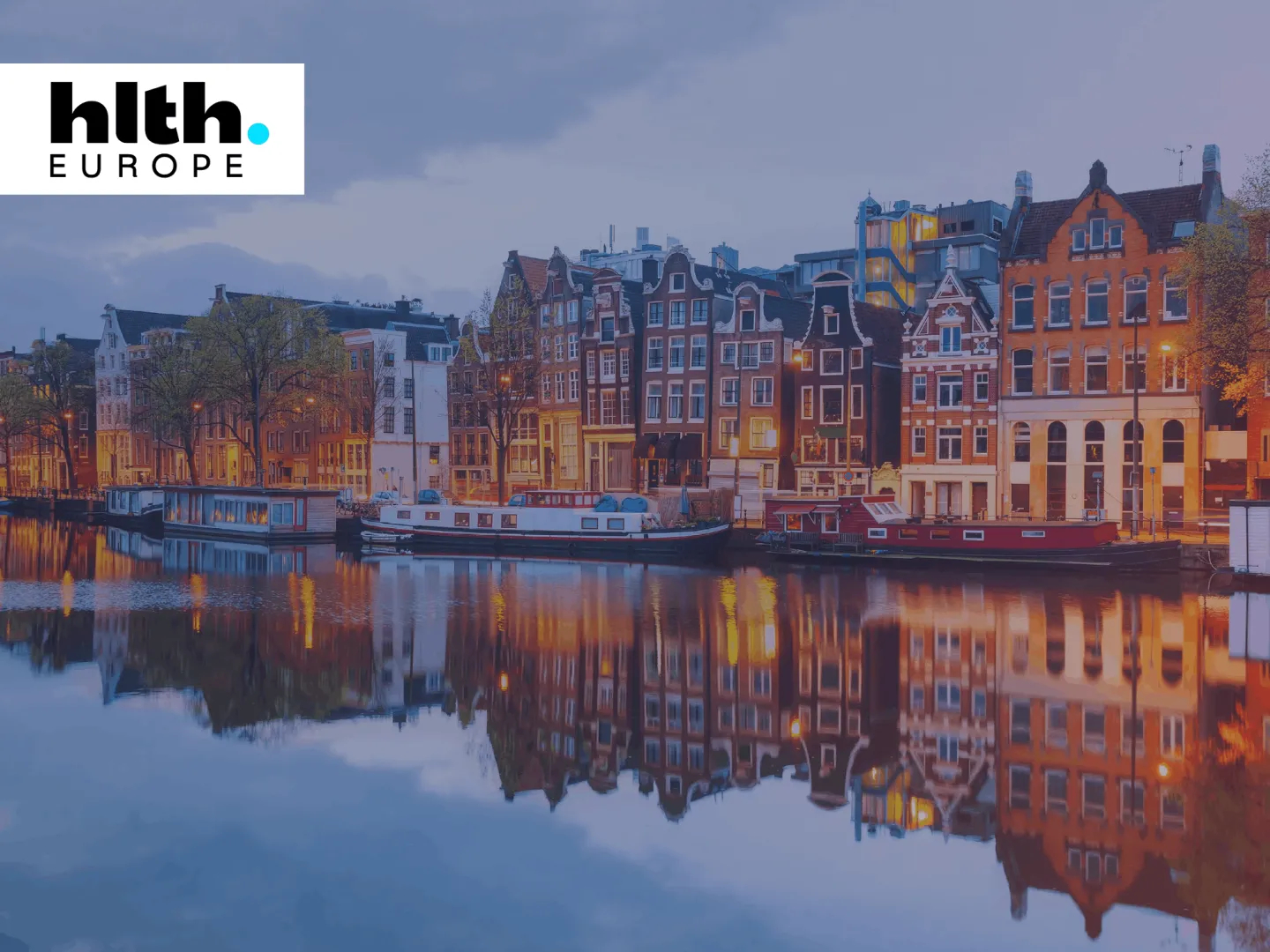 HLTH Europe 2026 Logo vor der Skyline von Amsterdam als Symbol für Europas führende Konferenz für digitale Innovation im Gesundheitswesen.