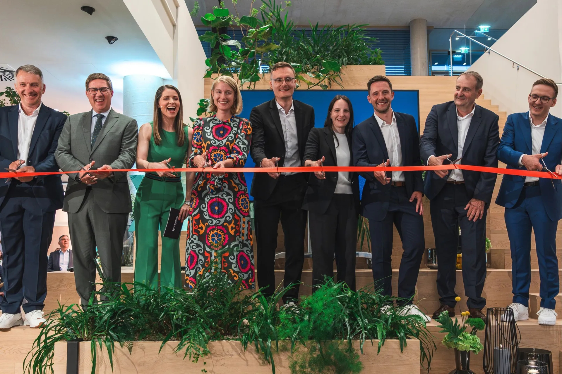Bei der feierlichen Eröffnung des neuen x-tention Headquarters in Wels wird das Band durchgeschnitten
