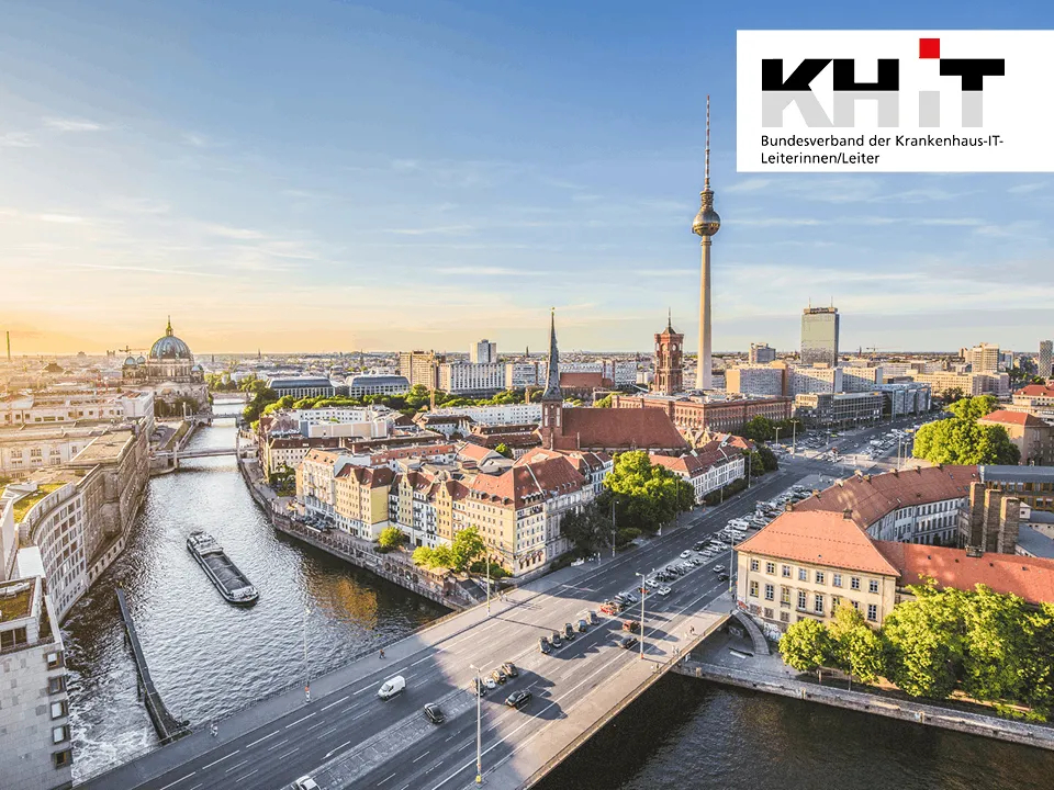 Berlin bei Tag mit Stadtansicht und Logo des KH-IT Herbstkongresses.