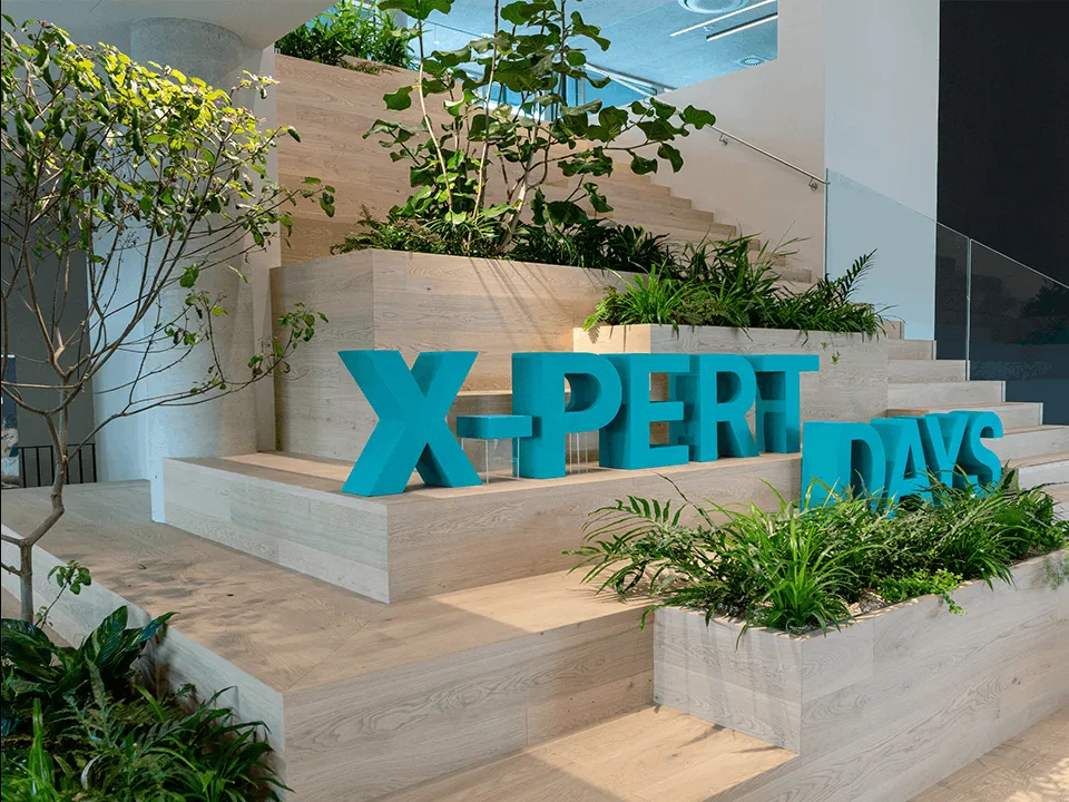 Eventbuchstaben „X-PERT DAYS“ als Veranstaltungsdekoration für die X-PERT DAYS 2026 rund um MACH | Orchestra.