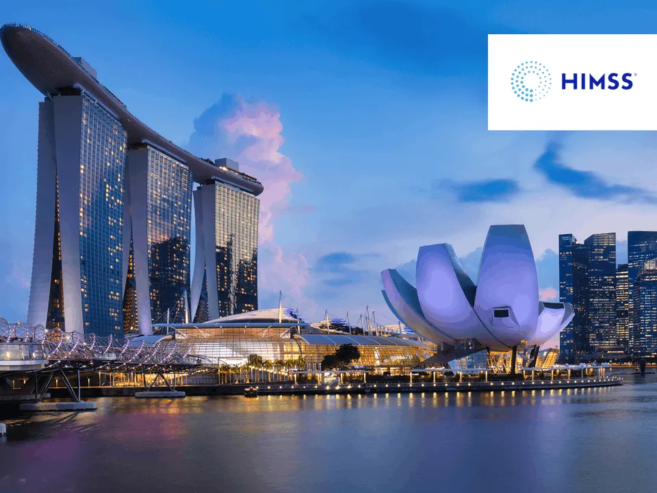 Skyline von Singapur mit Logo der HIMSS APAC Conference & Exhibition für digitale Innovationen im Gesundheitswesen