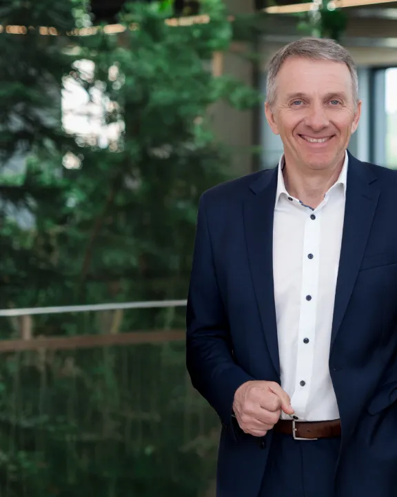 Herbert Stöger im neuen x-tention Headquarter