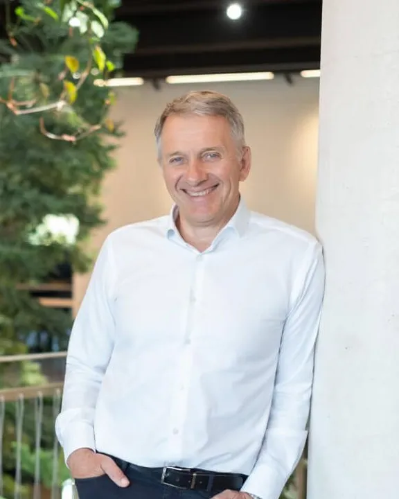 Herbert Stöger im neuen x-tention Headquarter