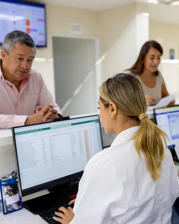Patienten bei der Anmeldung in der Klinik