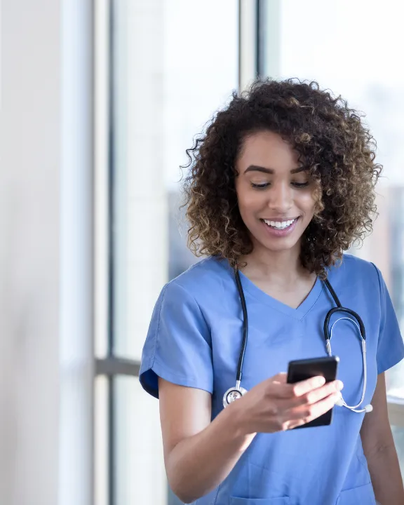 Aerztin benutzt den TI-Messenger auf ihrem Mobilgeraet