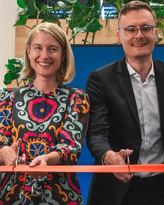 Bei der feierlichen Eröffnung des neuen x-tention Headquarters in Wels wird das Band durchgeschnitten