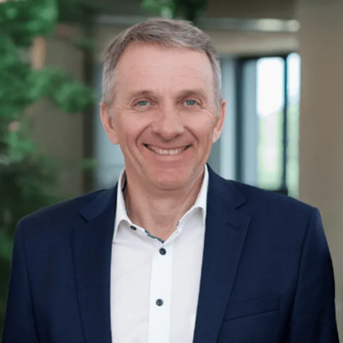 Herbert Stöger steht lächelnd im neuen Headquarter