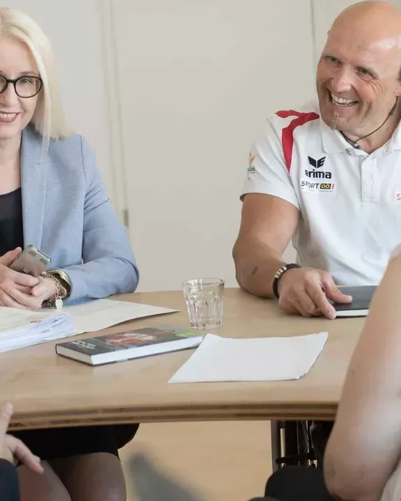 Fokus Mensch - 4 Menschen im Gespräch am Tisch